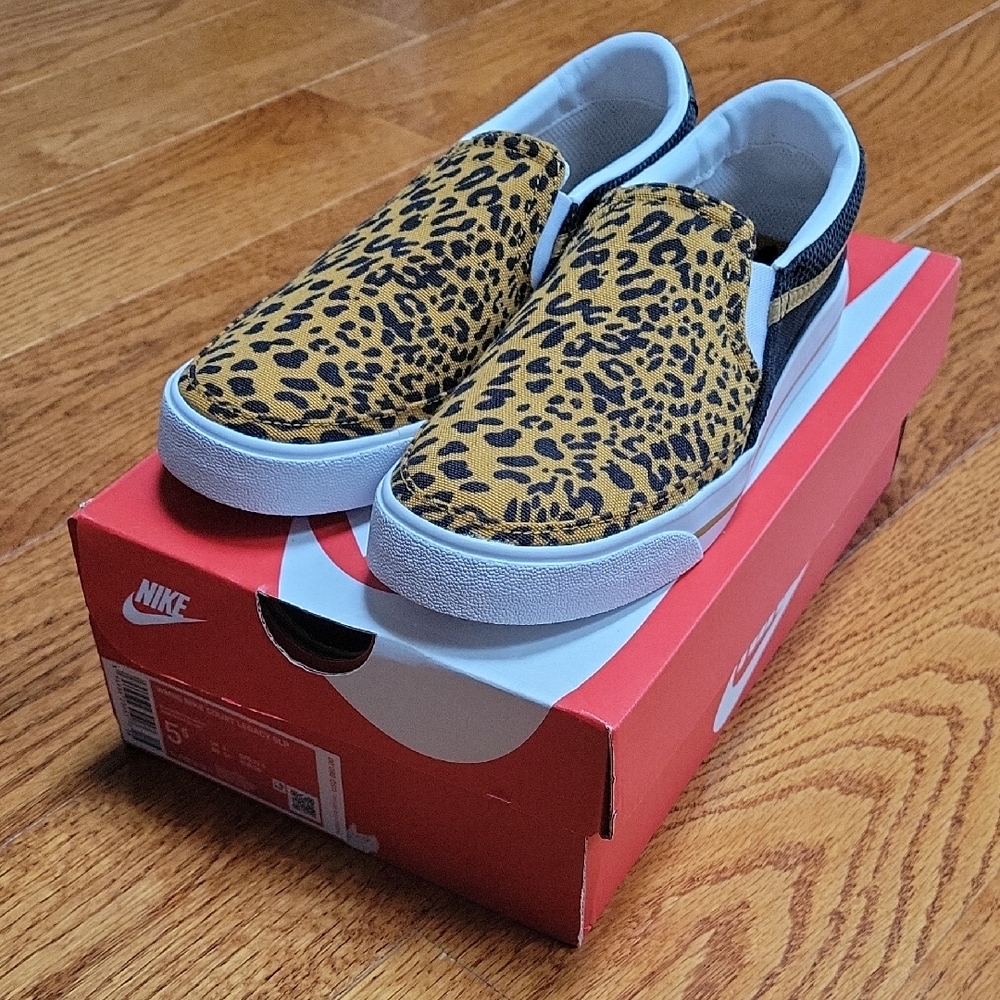 Nike Womens Leopard Print Slip-On Sneakers
